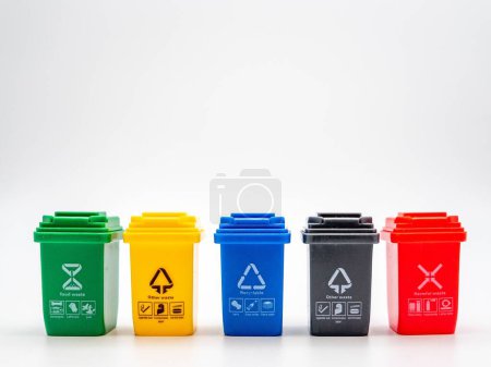 Téléchargez les photos : Cinq poubelles de différentes couleurs et tâches isolées sur fond blanc - en image libre de droit