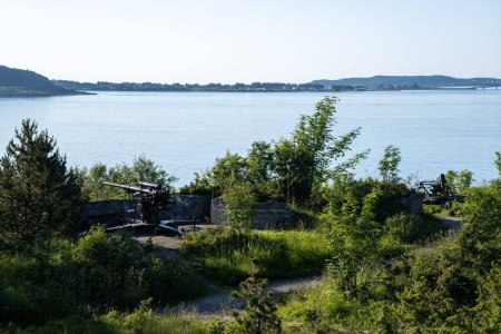 Téléchargez les photos : Alesund, Norvège - 30 juin 2022 : Le fort côtier de Tueneset a été construit par les Allemands pendant la Seconde Guerre mondiale avec des batteries et des bunkers. - en image libre de droit