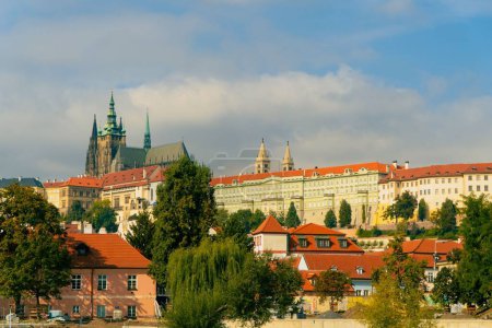 Foto de Una hermosa vista de los edificios en Praga bajo un cielo azul - Imagen libre de derechos