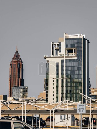 Téléchargez les photos : Plan vertical d'une skyline d'Atlanta au coucher du soleil en Géorgie, USA - en image libre de droit