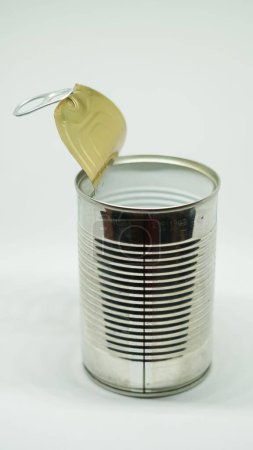 Foto de Un primer plano de una lata vacía puede aislarse sobre un fondo blanco - Imagen libre de derechos