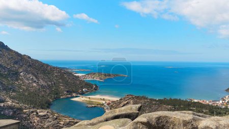 Foto de La pintoresca costa gallega en la esquina de España en la costa atlántica con acantilados en su costa - Imagen libre de derechos