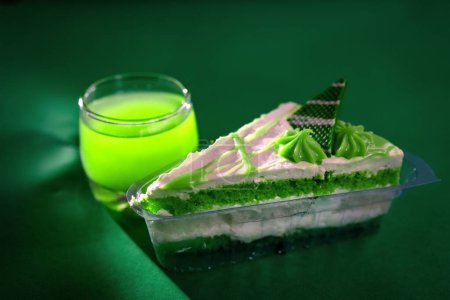 Téléchargez les photos : Une macro d'une boisson à la mangue avec un morceau de gâteau à la mangue - en image libre de droit