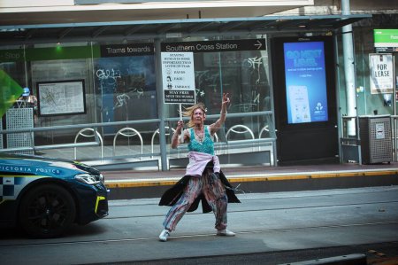 Téléchargez les photos : Une femme tenant un signe avec un texte motivant lors d'une manifestation pour la liberté à Melbourne, en Australie - en image libre de droit