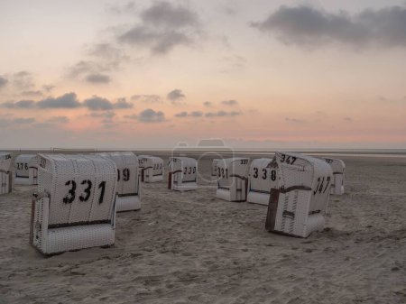 Téléchargez les photos : L'île de Spiekeroog dans la mer du Nord allemande avec sa plage de sable fin - en image libre de droit