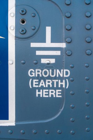 Téléchargez les photos : Un gros plan du texte "Ground (Earth) here" sur une surface bleue - en image libre de droit
