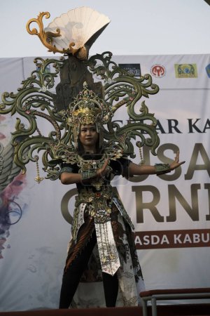Téléchargez les photos : Un mannequin en costume carnaval lors du défilé de mode indonésien de la fête de l'indépendance à Jepara - en image libre de droit