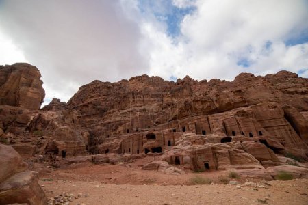 Téléchargez les photos : Vue aérienne de belles montagnes à Petra, Jordanie - en image libre de droit