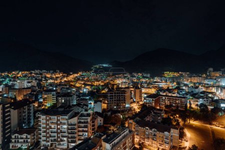 Foto de Una vista aérea del paisaje urbano de Budva en la noche, Montenegro - Imagen libre de derechos