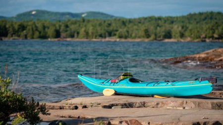 Téléchargez les photos : Kayaks garés sur le granit lisse de la baie Georgienne. La Cloche Montagnes en arrière-plan. - en image libre de droit
