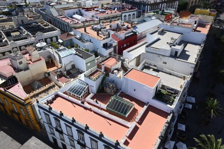 Foto de Una vista aérea del pueblo español de Las Palmas bajo la luz del sol - Imagen libre de derechos