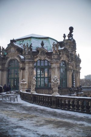 Téléchargez les photos : Vue d'hiver du palais Zwinger à Dresde, Allemagne - en image libre de droit