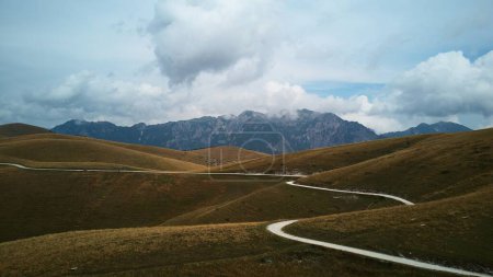 Una vista aérea de senderos en las colinas rurales del Parque Natural Regional de Lessinia, Véneto, Italia