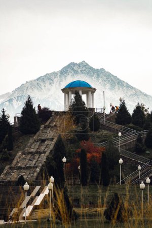 Téléchargez les photos : Plan vertical d'un parc public contre la montagne à Almaty, Kazakhstan - en image libre de droit