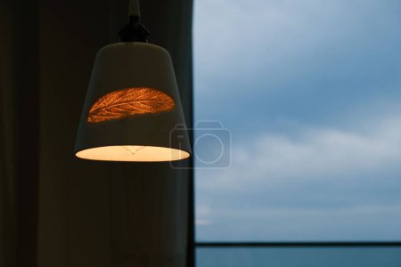 Téléchargez les photos : Plan rapproché d'une lampe d'intérieur avec une feuille - en image libre de droit