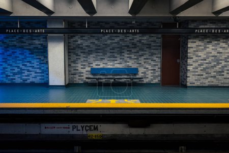 Foto de La estación de metro de Montreal con un banco vacío que representa el ambiente de los viajes nocturnos en la ciudad - Imagen libre de derechos