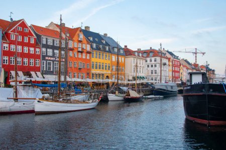 Téléchargez les photos : Un beau plan de maisons colorées dans le quartier riverain de Nyhavn - en image libre de droit