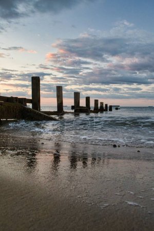 Foto de Una vista de rompeolas en el mar ondulado al atardecer, Isla de Wight, Inglaterra - Imagen libre de derechos