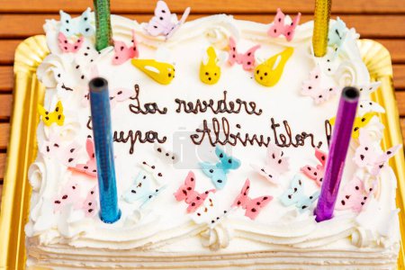 Téléchargez les photos : Un gros plan d'un gâteau d'anniversaire mignon décoré de papillons colorés - en image libre de droit