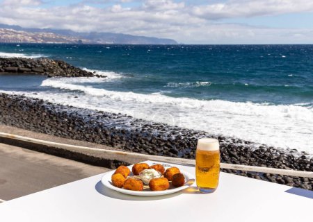 Foto de Un vaso de cerveza y aperitivos Socorro en Guimar playa en Tenerife - Imagen libre de derechos