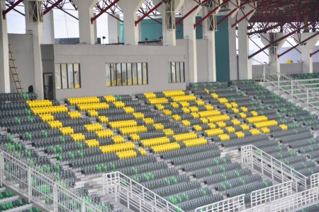 Foto de Asiento vacío en la fila superior con combinación de colores en un estadio de fútbol - Imagen libre de derechos