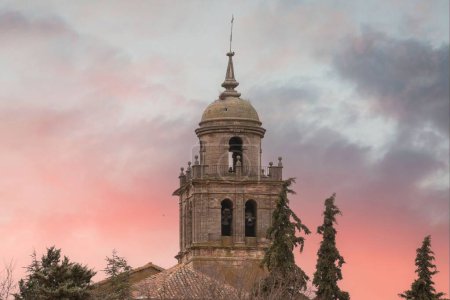 Foto de Una puesta de sol rojiza e iglesia del pueblo medieval de Medinaceli, Soria, España - Imagen libre de derechos