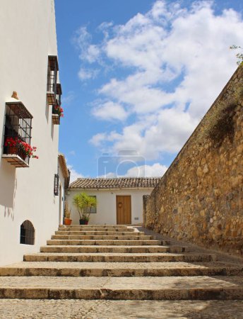 Foto de Un plano vertical de una típica calle andaluza en Antequera, Málaga - Imagen libre de derechos