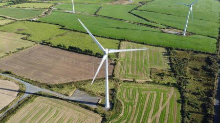 Téléchargez les photos : Une vue aérienne des moulins à vent dans les terres agricoles - en image libre de droit