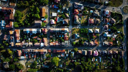 Téléchargez les photos : Vue aérienne du quartier avec des maisons et des arbres luxuriants - en image libre de droit