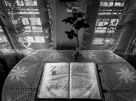 Téléchargez les photos : Un vieux livre de prières orthodoxe avec des lettres cyrilliques au Musée Vivant du Monastère d'Agapia, Roumanie - en image libre de droit