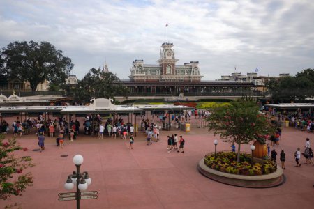 Téléchargez les photos : Un cliché aérien du 50e anniversaire du Magic Kingdom Entrance Walt Disney World - en image libre de droit