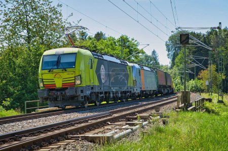 Téléchargez les photos : Un train SETG de Siemens Vectron de la série 193 passant par Assling - en image libre de droit