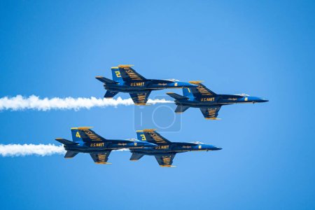 Téléchargez les photos : Un spectacle aérien avec Blue Angels survolant la ville - en image libre de droit