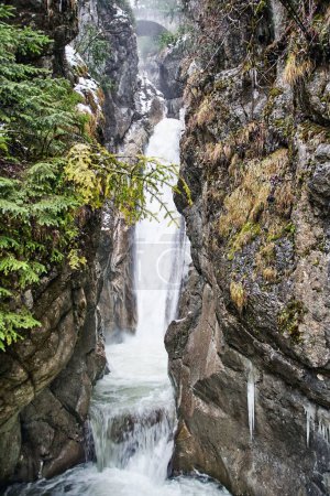 Téléchargez les photos : Un plan vertical de la belle cascade Tatzelwurm trouvée en Bavière, Allemagne - en image libre de droit