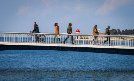 Téléchargez les photos : Plan rapproché de personnes marchant sur le pont à Zadar, Croatie - en image libre de droit
