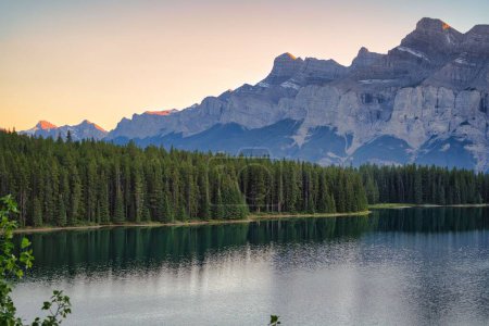 Foto de Un hermoso paisaje de montaña con lago rodeado de árboles en Banff y Parque Nacional Jasper - Imagen libre de derechos