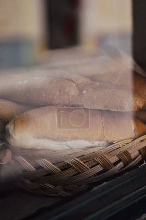 Foto de Un tiro vertical de pan en una cesta visible desde una ventana de cristal - Imagen libre de derechos