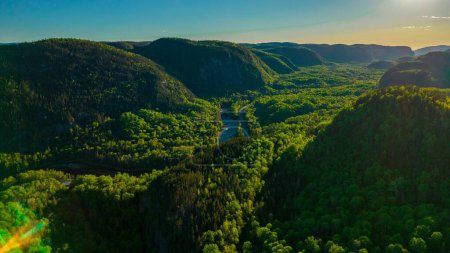 Téléchargez les photos : Une rivière étroite dans la forêt de la vallée de Sainte-Marguerite au coucher du soleil au Québec, Canada - en image libre de droit