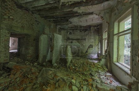 Foto de Una vista de un edificio abandonado destruido - Imagen libre de derechos