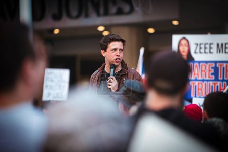 Téléchargez les photos : Un homme prononçant un discours dans une manifestation pour la liberté à Melbourne - en image libre de droit