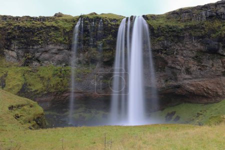 Téléchargez les photos : Une belle vue sur une cascade Seljalandsfoss en Islande au lever du soleil - en image libre de droit