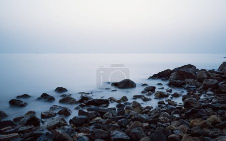 Téléchargez les photos : Une vue panoramique d'une côte avec des rochers et un paysage marin avec de l'eau propre en plein jour - en image libre de droit