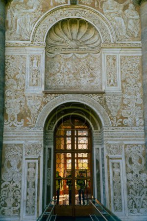 Téléchargez les photos : Vue verticale de l'entrée d'un bâtiment magnifiquement décoré à Prague, République tchèque - en image libre de droit