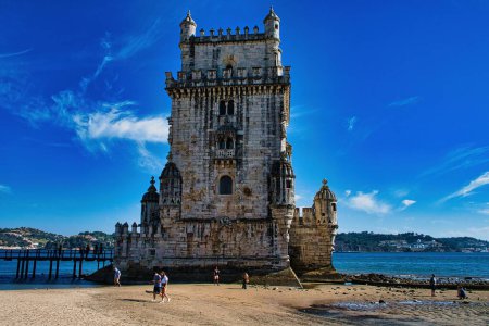 Foto de La torre de Belem (Torre de San Vicente) junto al mar en Lisboa, Portugal - Imagen libre de derechos