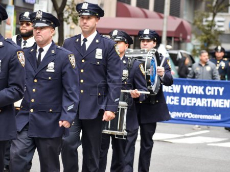 Téléchargez les photos : Les New-Yorkais musulmans défilent le long de Madison Avenue à New York lors du défilé annuel de la Journée musulmane américaine. - en image libre de droit
