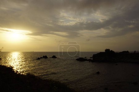 Foto de Una vista del paisaje de la puesta del sol sobre el mar en Livorno, Italia - Imagen libre de derechos