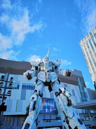 Foto de Una toma de bajo ángulo de Gundam Unicorn en Diver City, Odaiba, Tokio, Japón - Imagen libre de derechos