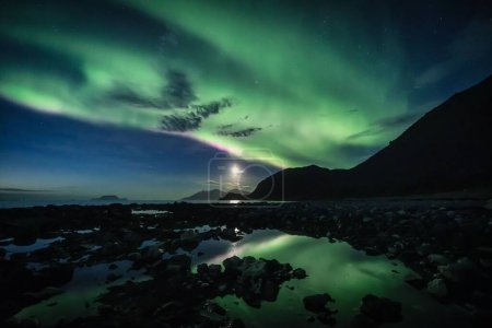Foto de Una vista impresionante de las luces boreales o aurora boreal en Troms, Noruega - Imagen libre de derechos