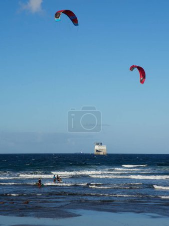 Téléchargez les photos : Un plan vertical de kitesurf au-dessus de la mer à Telde, Gran Canaria, Îles Canaries. - en image libre de droit