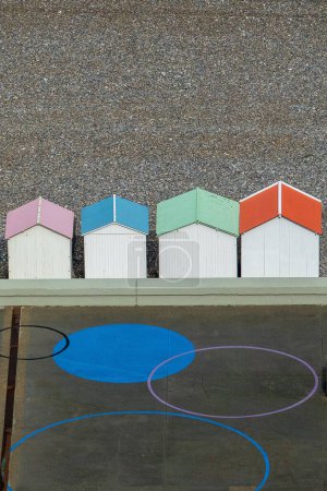 Foto de Una línea de casas de playa o cabañas de colores pastel en la playa - Imagen libre de derechos